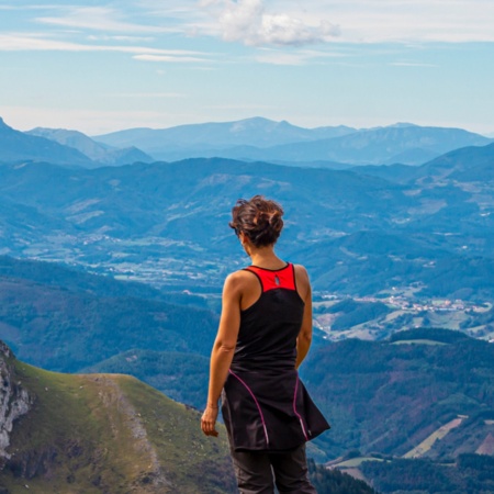 Turista sul monte Txindoki nella Sierra Aralar a Guipúzcoa, Paesi Baschi