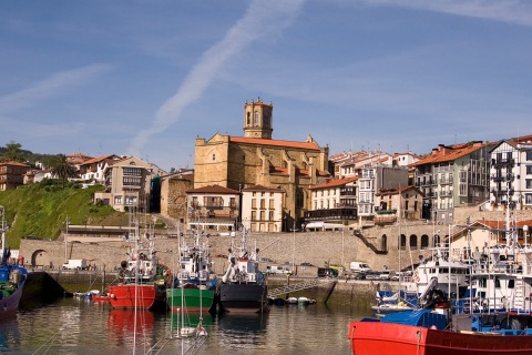 Vista do Porto de Getaria (Gipuzkoa, País Basco) com a igreja de San Salvador ao fundo