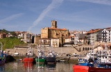 Vista del Puerto de Getaria (Gipuzkoa, País Vasco) con la iglesia de San Salvador al fondo