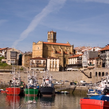 Hafen von Getaria (Gipuzkoa, Baskenland) mit der Kirche San Salvador im Hintergrund