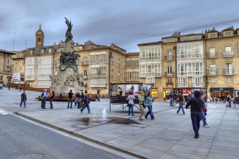 Plaza de la Virgen Blanca, en Vitoria Gasteiz (Álava, País Vasco)