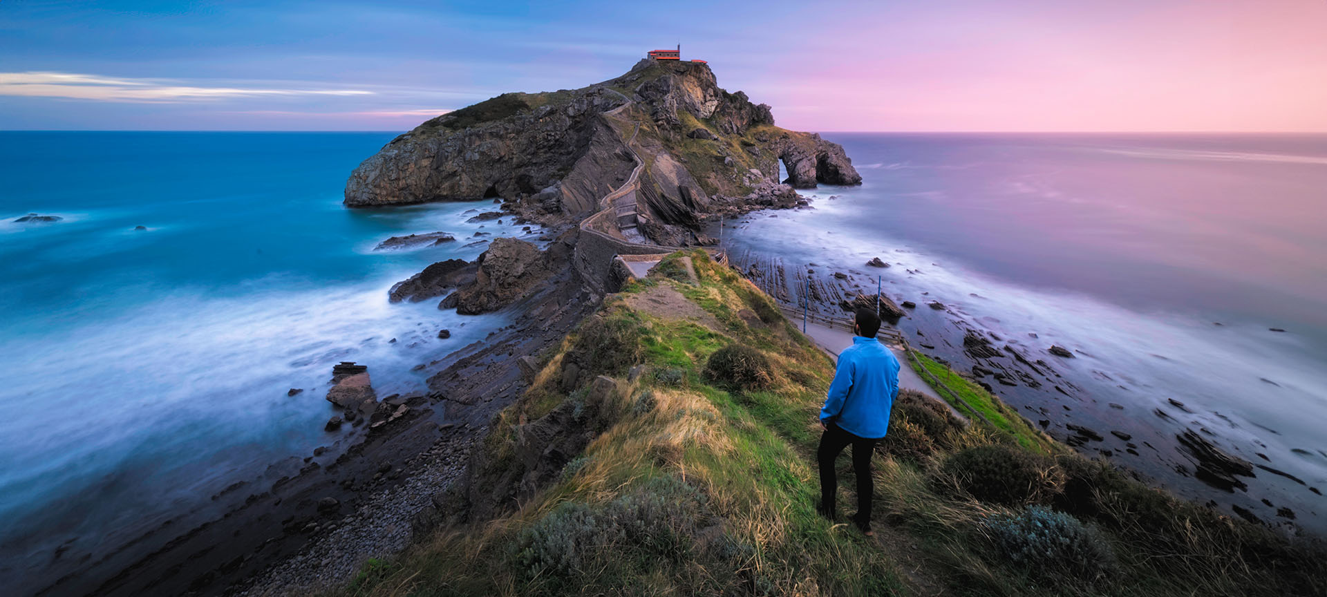 Turista en San Juan Gaztelugatxe, País Vasco Turista en San Juan Gaztelugatxe, País Vasco