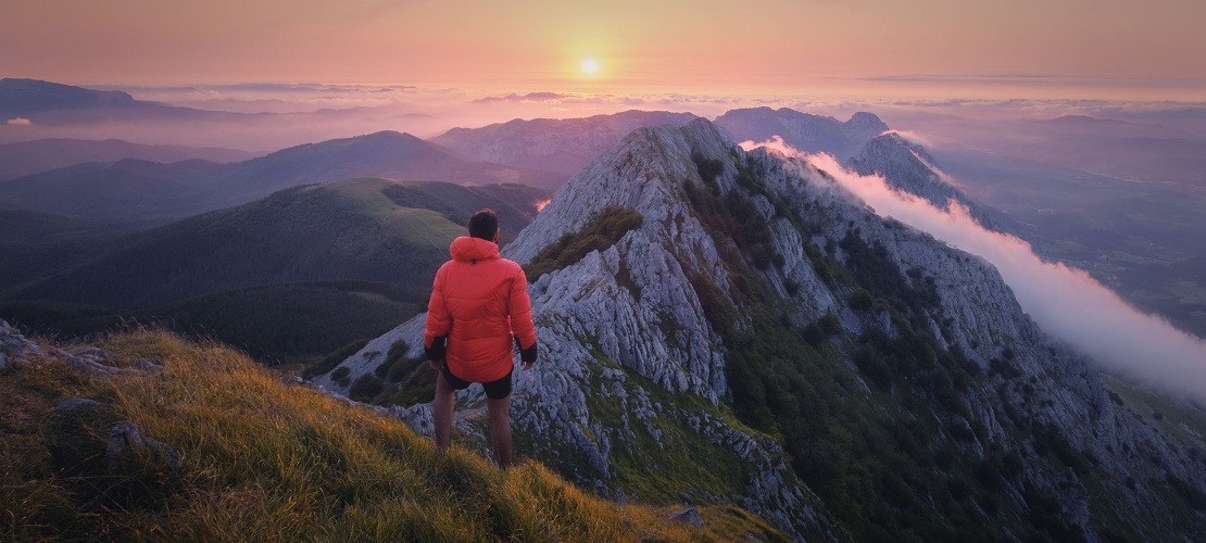 Escursionista sul Monte Anboto nel Parco Naturale dell