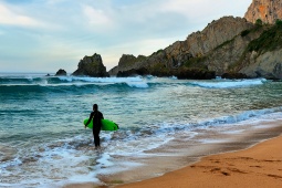 Surfisti sulla spiaggia di Laga. Ibarranguelua