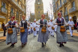 tamborrada à proximité de la cathédrale Buen Pastor à Saint-Sébastien