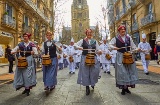 Барабанный бой «тамборрада» рядом с собором Буэн-Пастор в Сан-Себастьяне