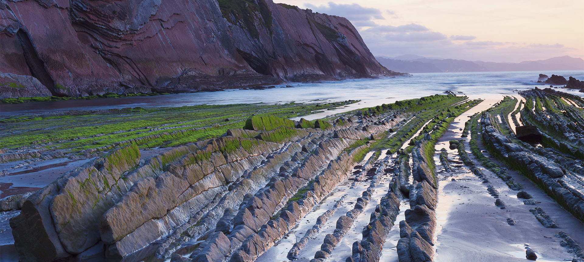 Veduta del flysch di Zumaia (Gipuzkoa, Paesi Baschi) sulla spiaggia di Itzurun