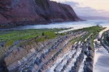 Vista del flysch de Zumaia (Gipuzkoa, País Vasco) en la playa de Itzurun