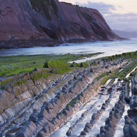 Vista del flysch de Zumaia (Gipuzkoa, País Vasco) en la playa de Itzurun