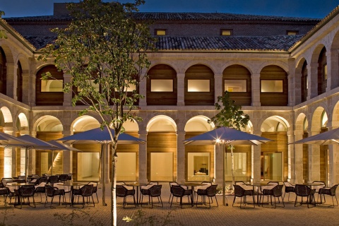 Wewnętrzne patio hotelu Parador de Alcalá de Henares