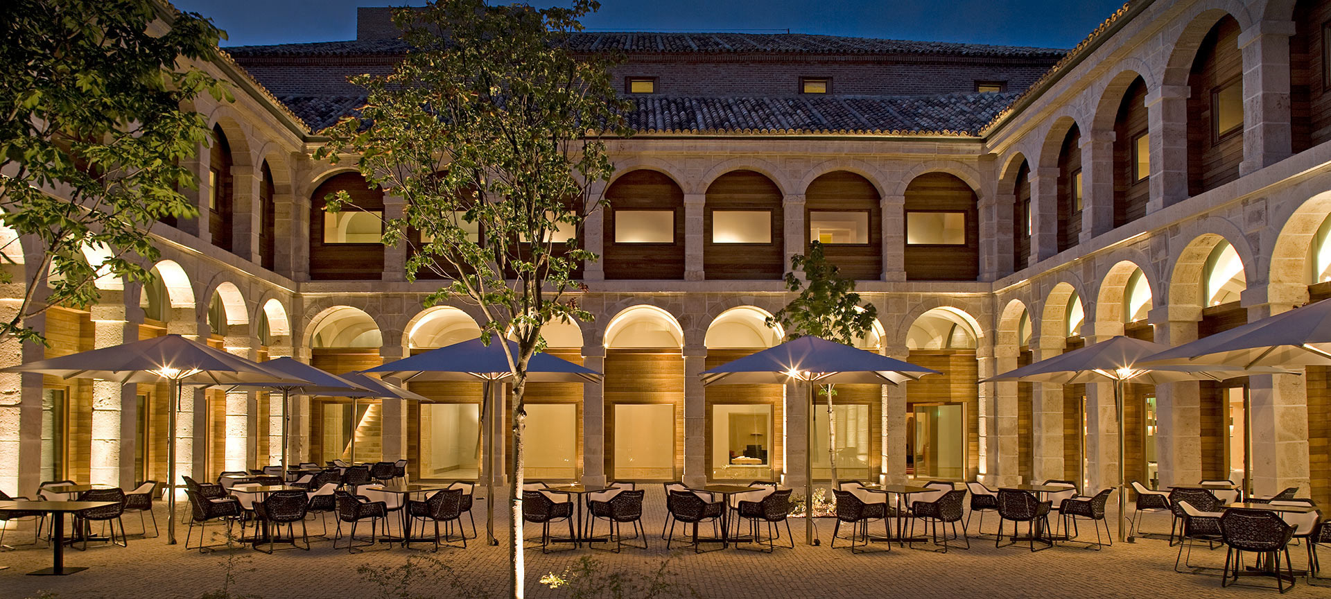 Parador de Alcalá de Henares 館内のパティオ Parador de Alcalá de Henares 館内のパティオ