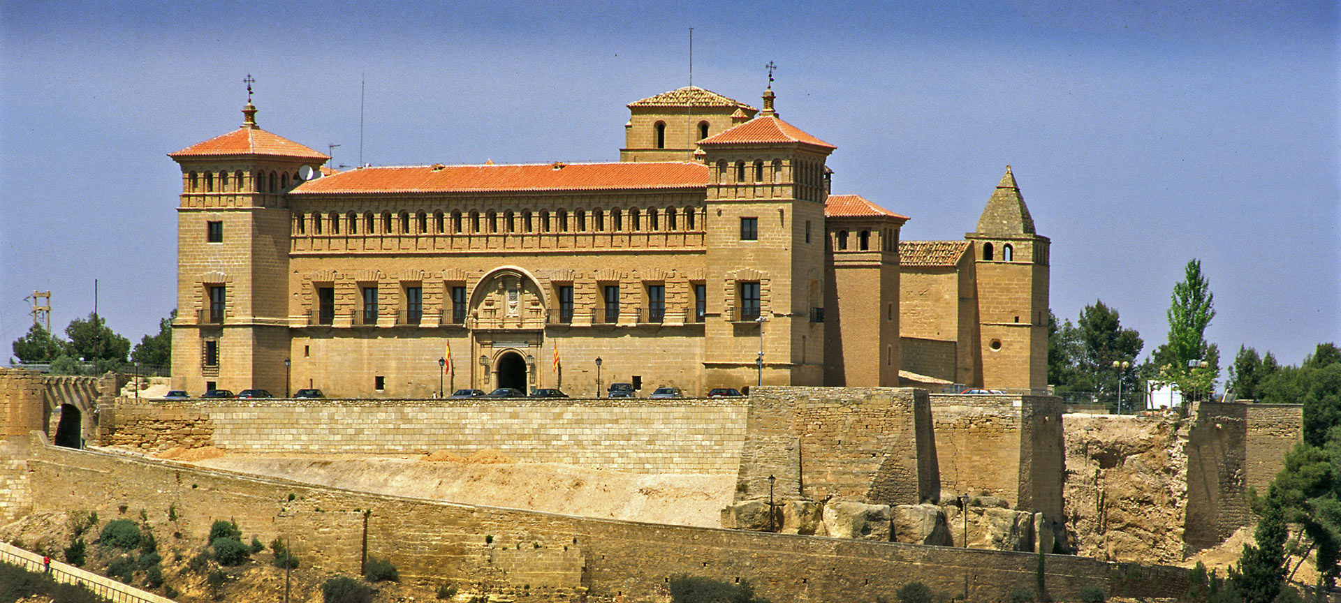 Exterior of the Parador de Alcañiz Exterior of the Parador de Alcañiz