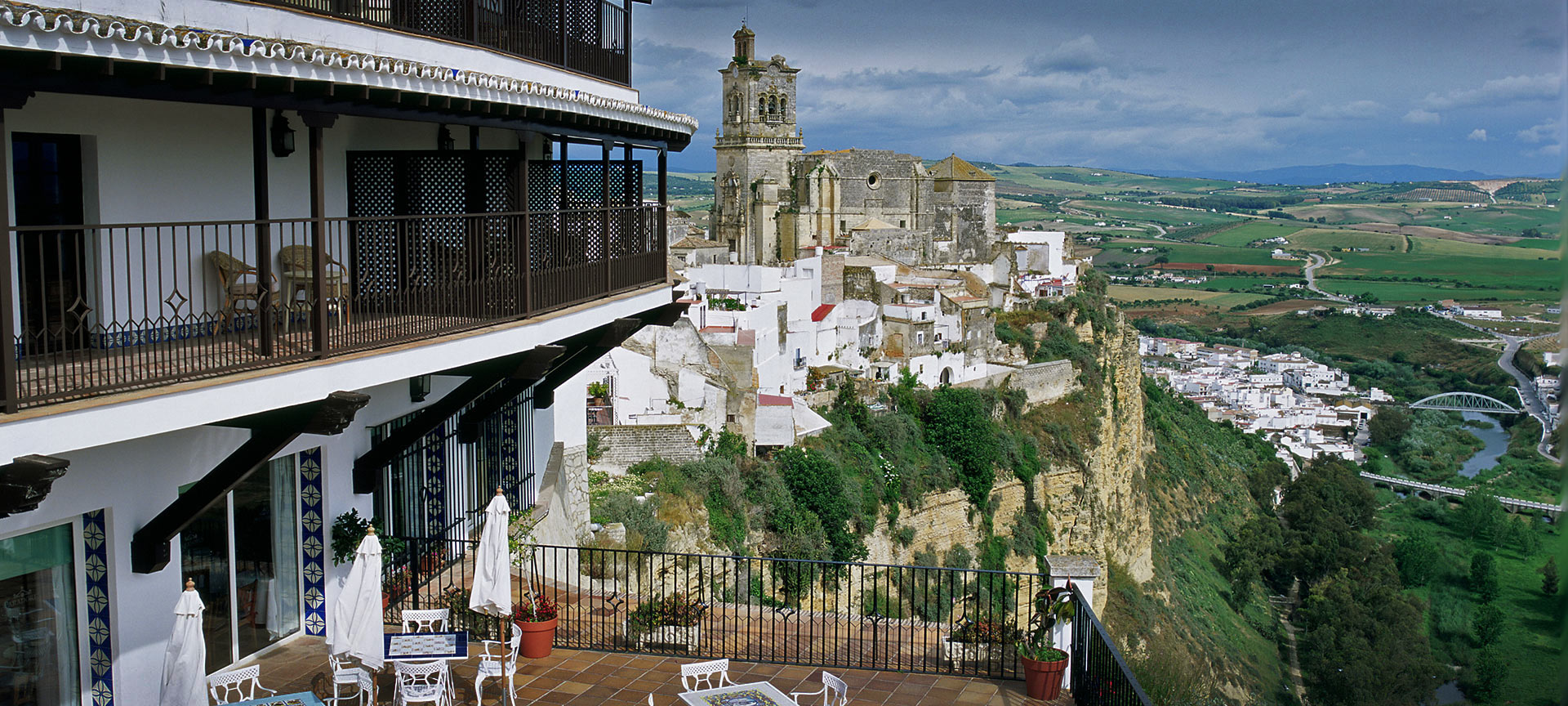 Vue depuis la terrasse extérieure du Parador de Arcos de la Frontera Vue depuis la terrasse extérieure du Parador de Arcos de la Frontera