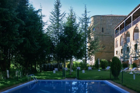 Exterior and swimming pool of the Parador de Benavente