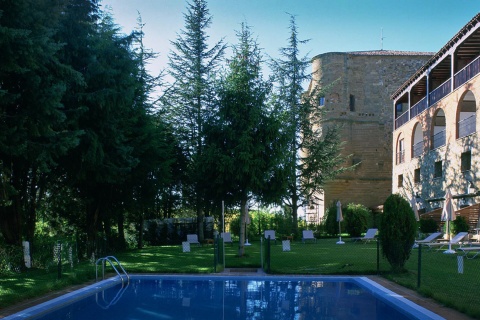 Vista externa e da piscina do Parador de Benavente