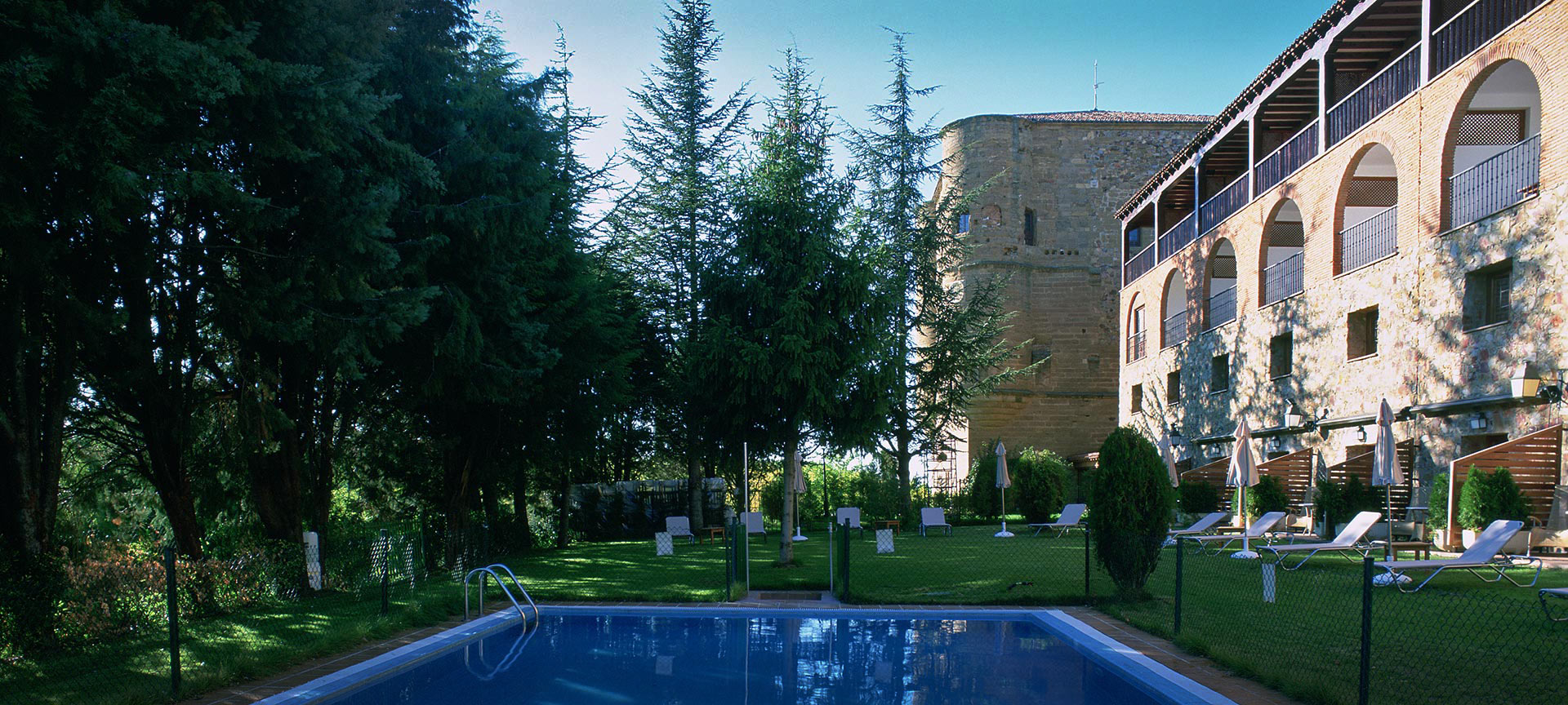 Exterior y piscina del Parador de Benavente Exterior y piscina del Parador de Benavente