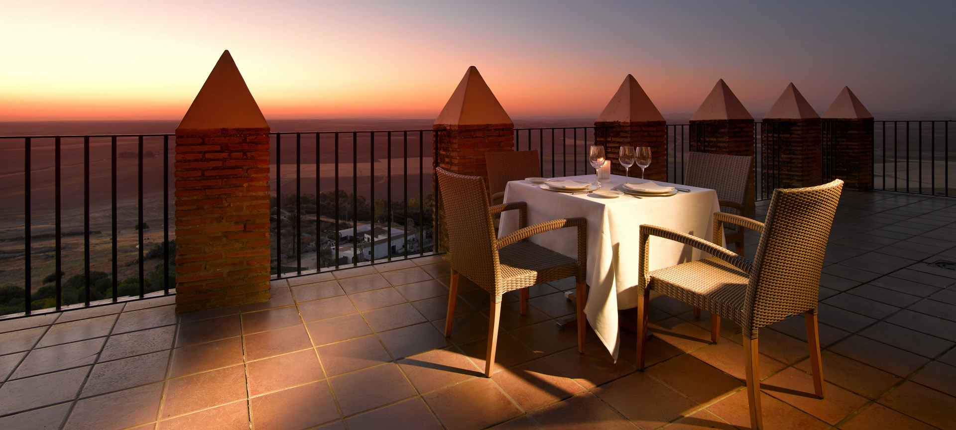 Терраса отеля-парадора в Кармоне Терраса отеля-парадора в Кармоне