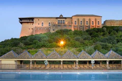 Vista externa e da piscina do Parador de Carmona