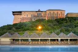 Parador de Carmona, widok z zewnątrz i basen