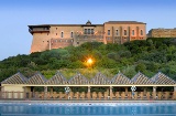 Parador de Carmona の外観とプール