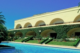 Vista externa e da piscina do Parador de Ceuta