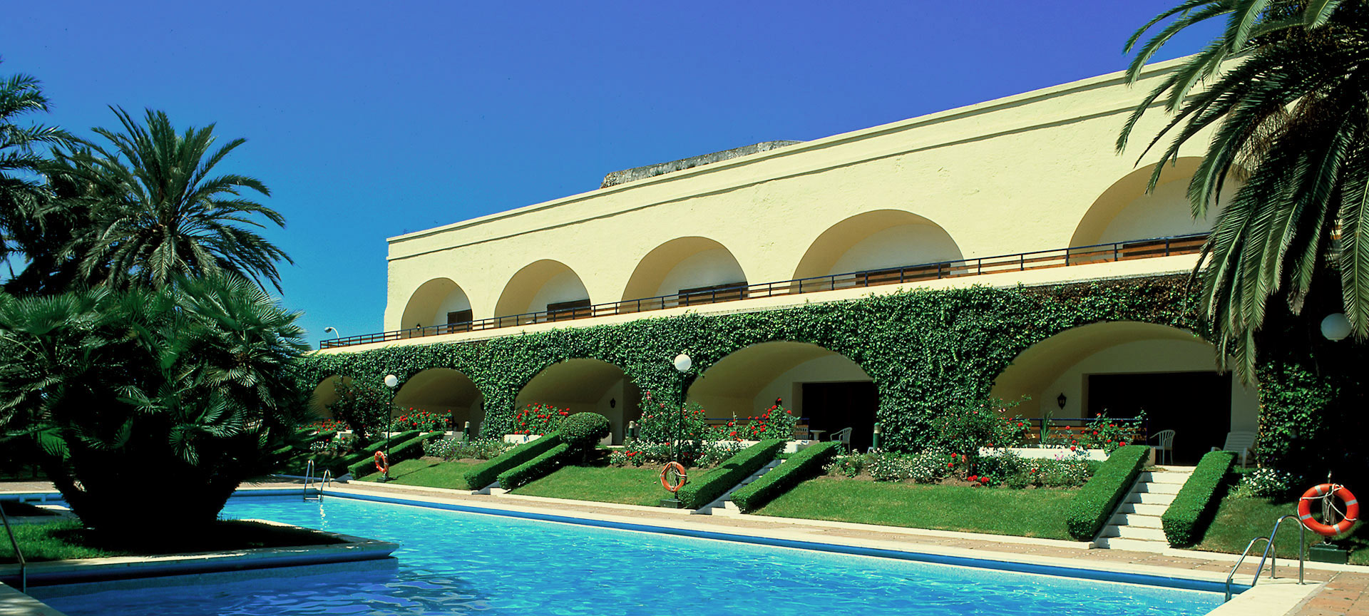Vista exterior y piscina del Parador de Ceuta Vista exterior y piscina del Parador de Ceuta