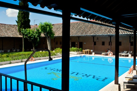 Swimming pool of the Parador de Chinchón