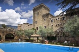 Vista del exterior y piscina del Parador de Jarandilla de la Vera