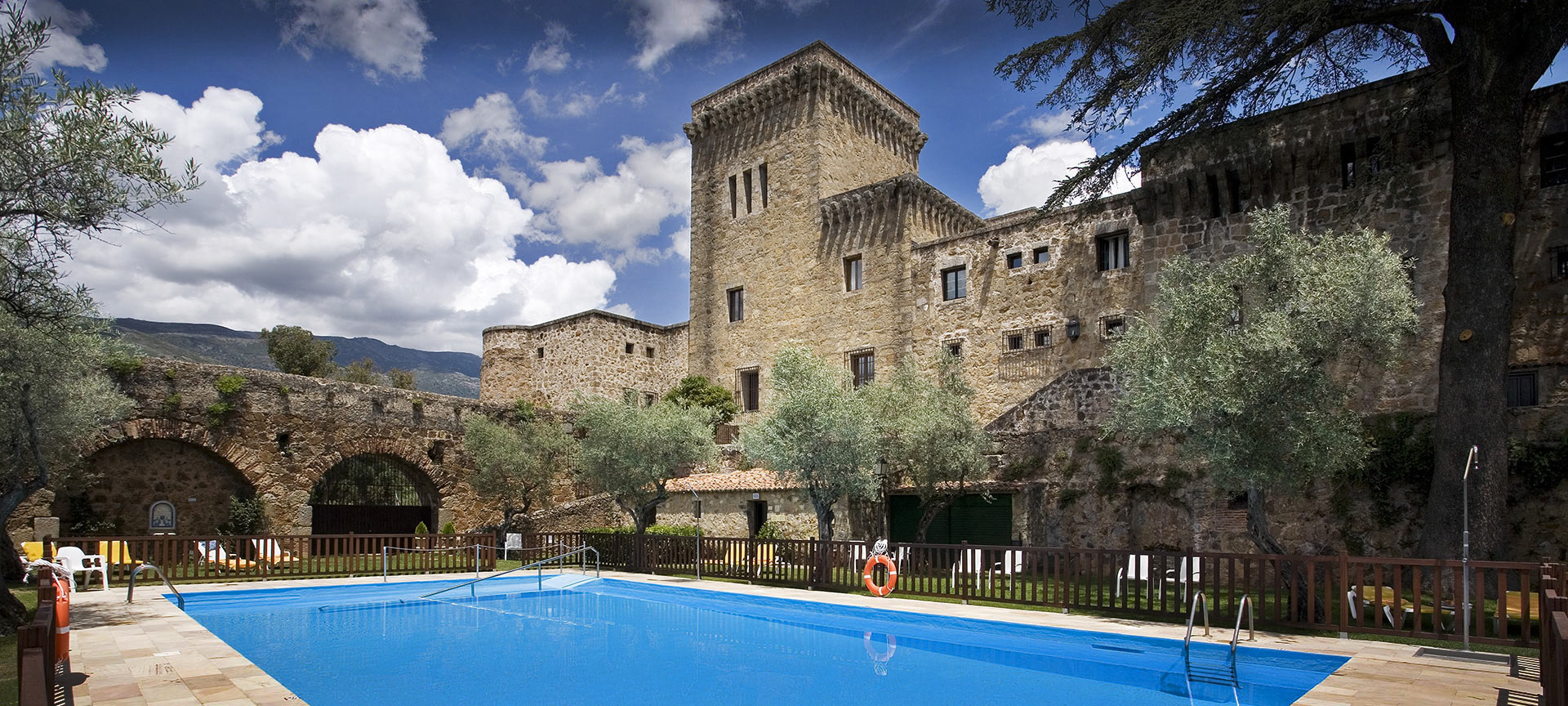 Vista del exterior y piscina del Parador de Jarandilla de la Vera Vista del exterior y piscina del Parador de Jarandilla de la Vera
