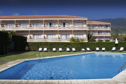 Vista exterior y piscina del Parador de La Palma