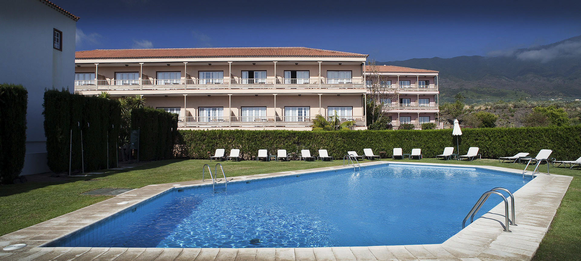 Vista exterior y piscina del Parador de La Palma Vista exterior y piscina del Parador de La Palma