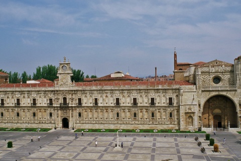 Parador de León, widok z zewnątrz