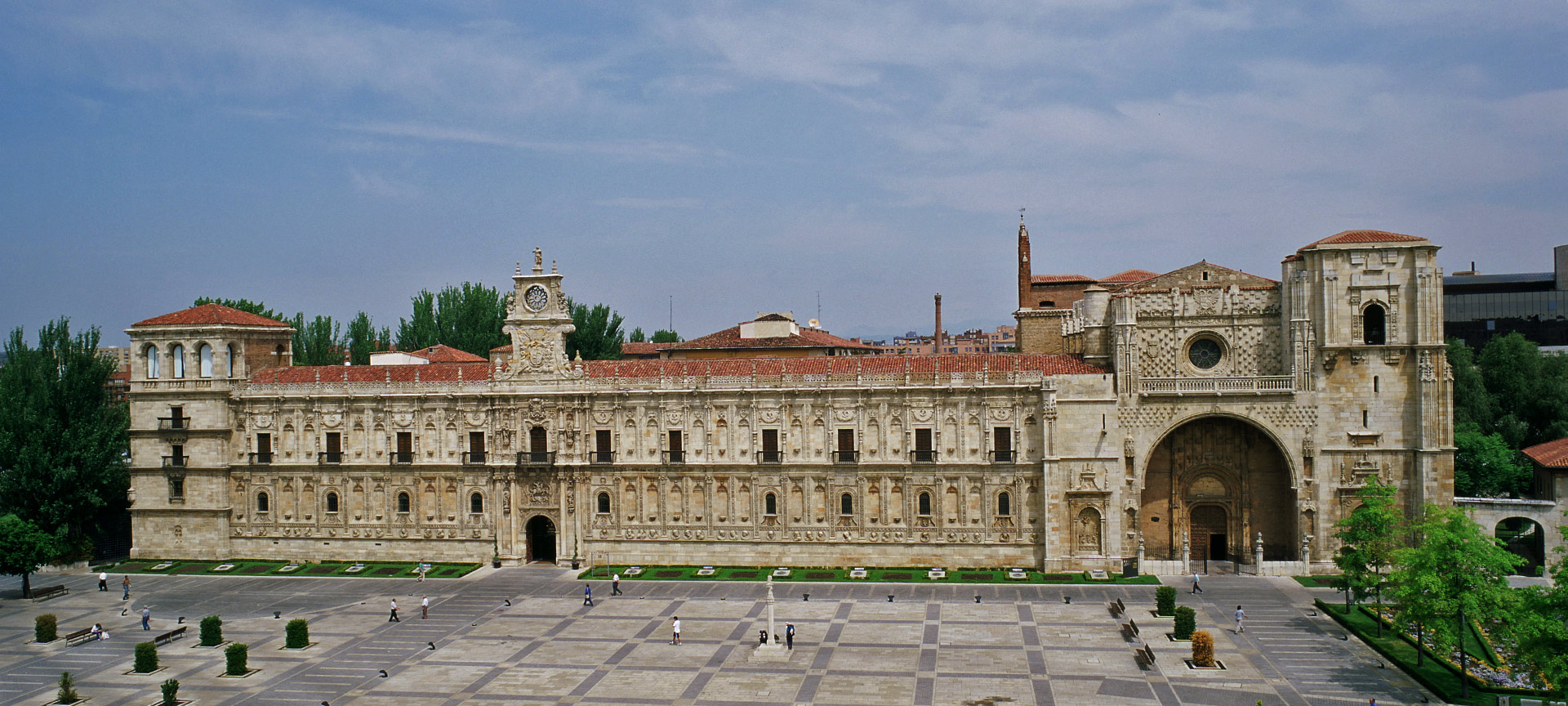 Vista externa do Parador de León Vista externa do Parador de León