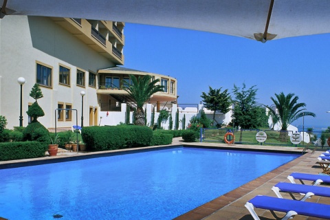 Parador de Melilla の外観とプール