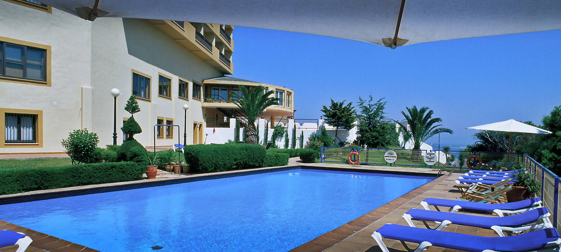 Parador de Melilla の外観とプール Parador de Melilla の外観とプール