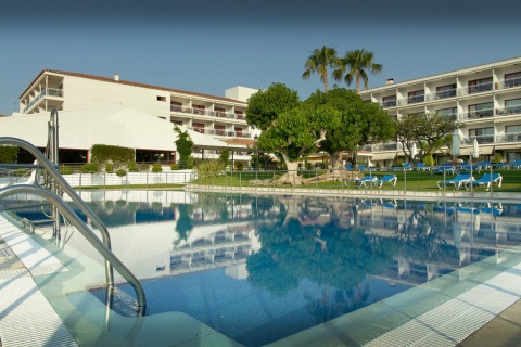 Vue extérieure et de la piscine du Parador de Nerja