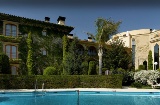 Parador de Ronda の外観とプール