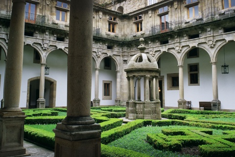 Vue du jardin intérieur du Parador de Santiago de Compostela
