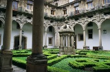Blick auf den Garten im Innenhof des Parador de Santiago de Compostela