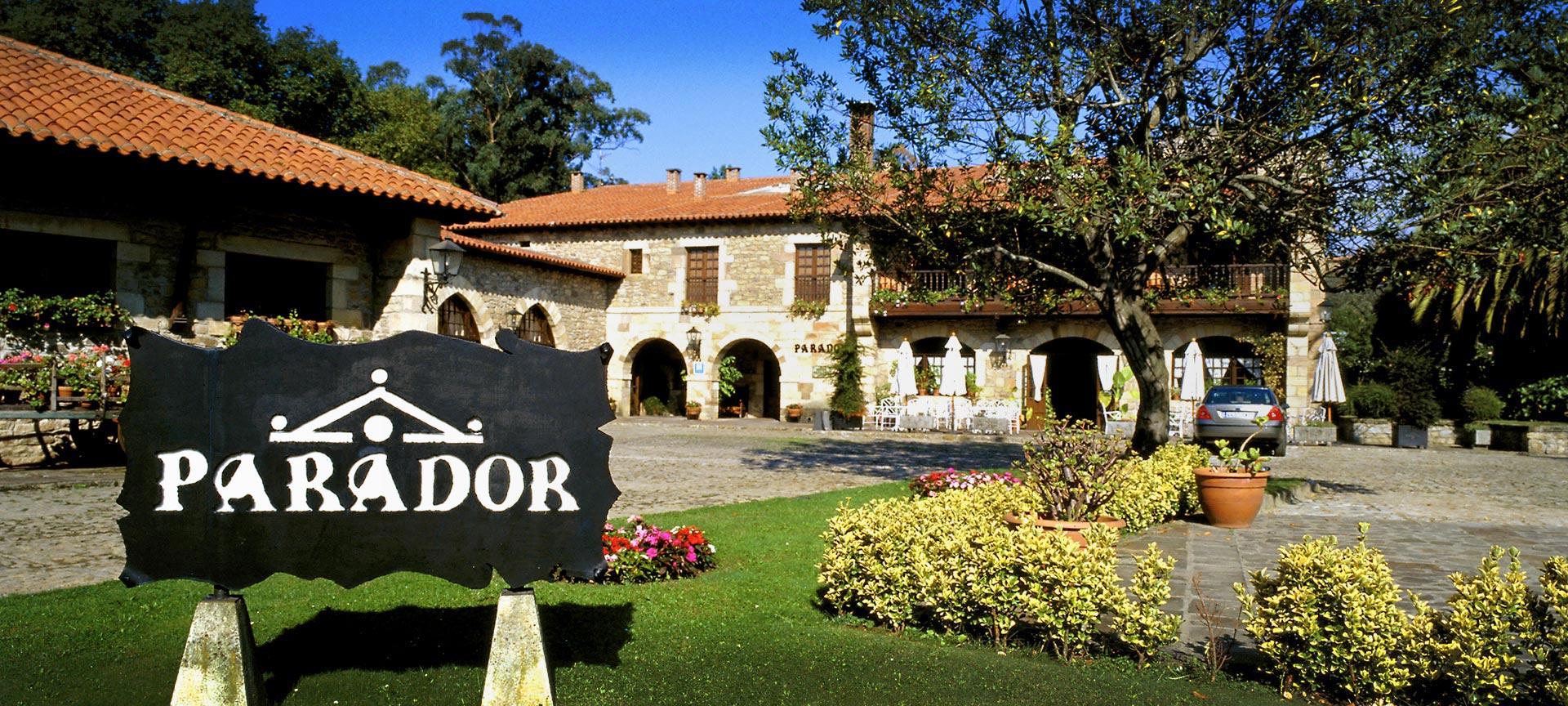 Parador de Santillana del Mar, widok z zewnątrz Parador de Santillana del Mar, widok z zewnątrz