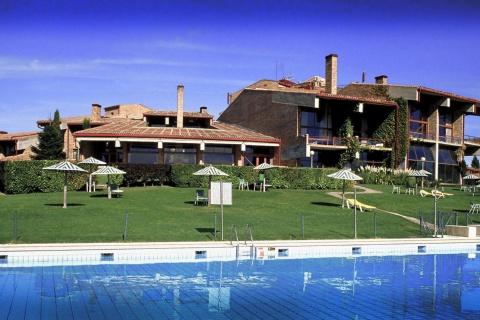 Parador de Segovia の外観とプール