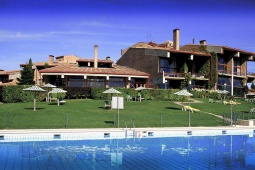 Parador de Segovia, widok na zewnątrz i basen