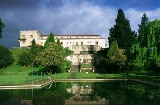 Vue extérieure et de la piscine du Parador de Tui