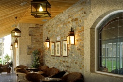 Widok wewnętrznego tarasu hotelu Parador de Vilalba