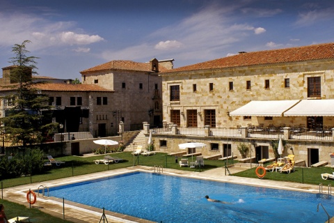 Veduta esterna e piscina del Parador de Zamora