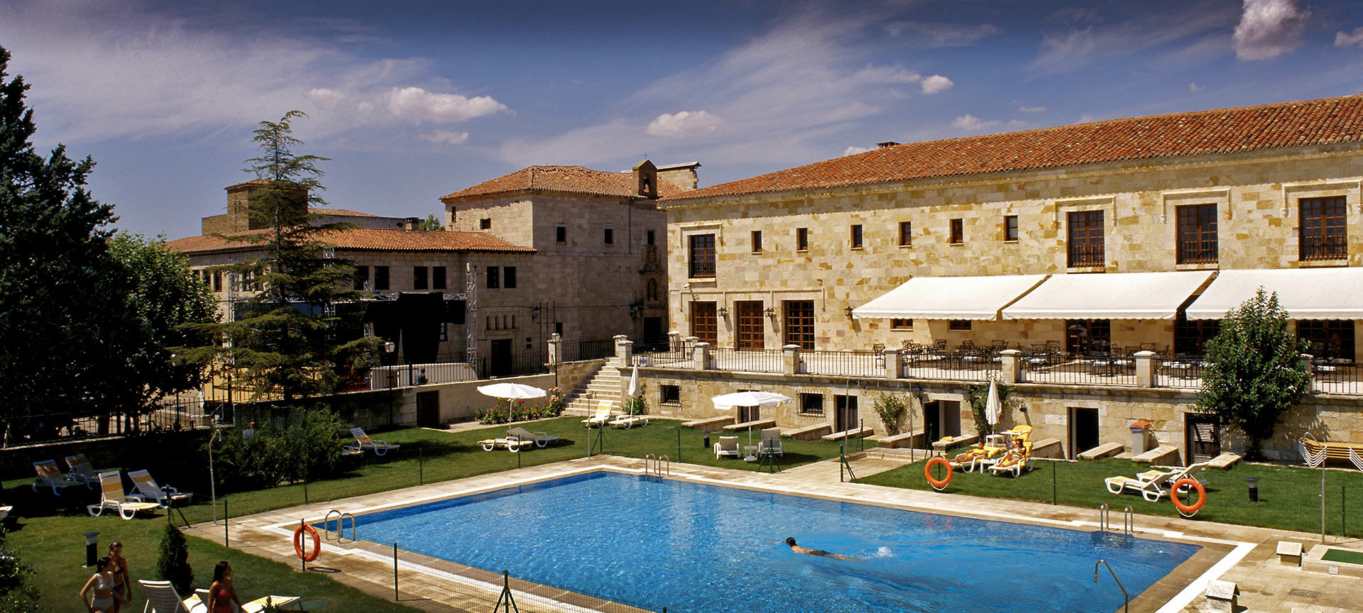 Veduta esterna e piscina del Parador de Zamora Veduta esterna e piscina del Parador de Zamora