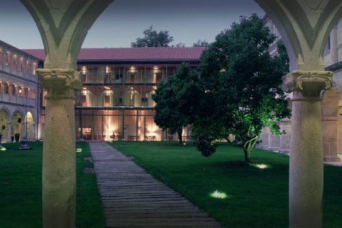 Vue du jardin intérieur du Parador de Santo Estevo