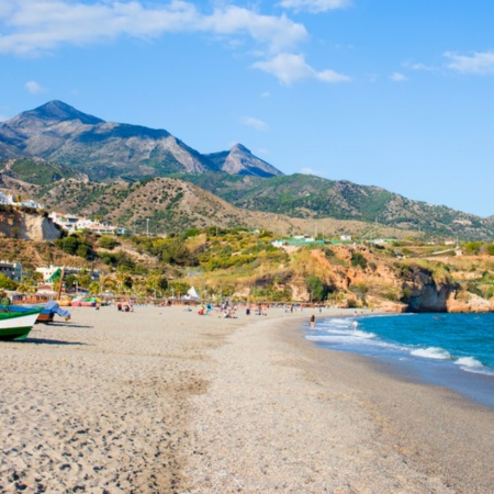 Plage de Burriana à Nerja, dans la province de Málaga, Andalousie