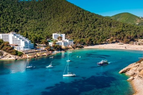 Plaża Cala Llonga w Santa Eulària des Riu na Ibizie, Baleary