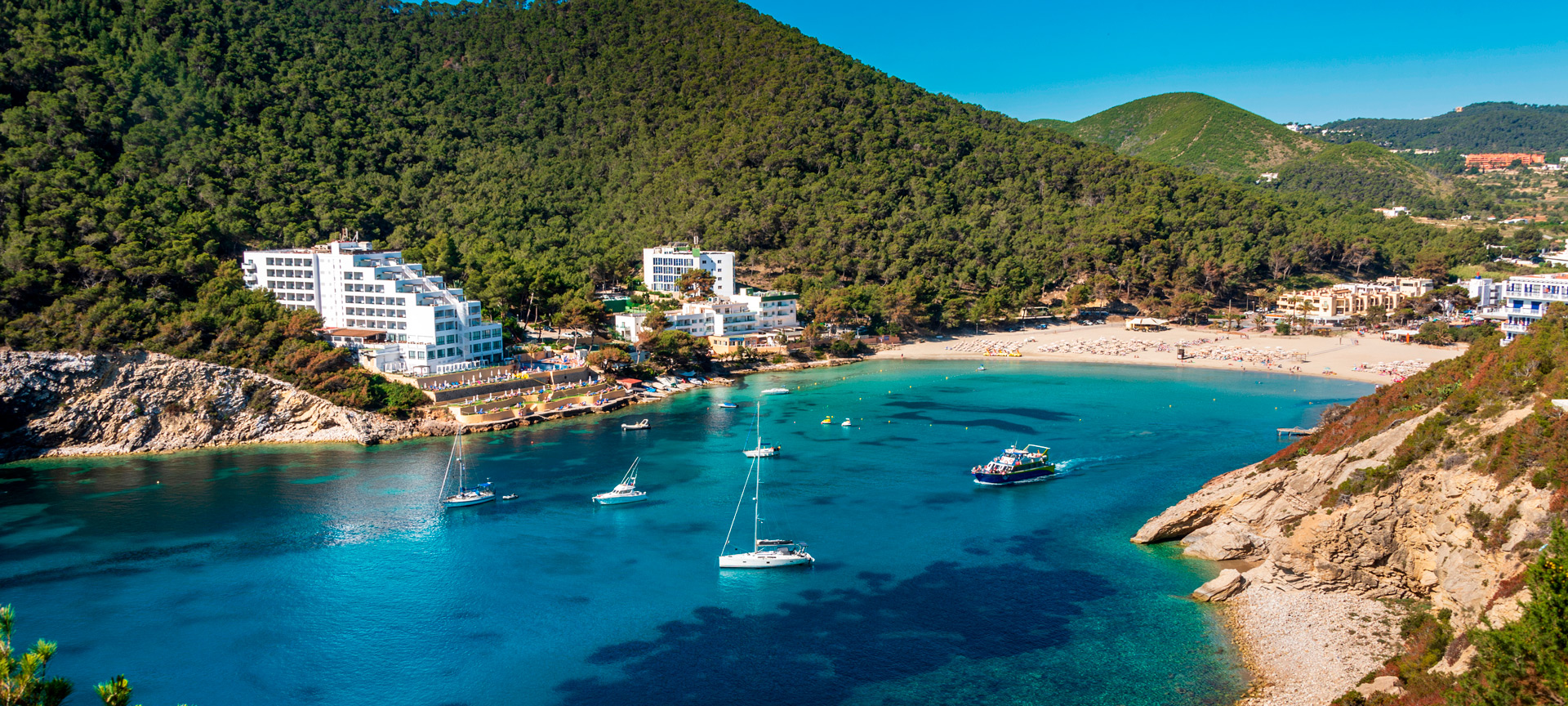 Playa de Cala Llonga de Santa Eulària des Riu en Ibiza, Islas Baleares Playa de Cala Llonga de Santa Eulària des Riu en Ibiza, Islas Baleares